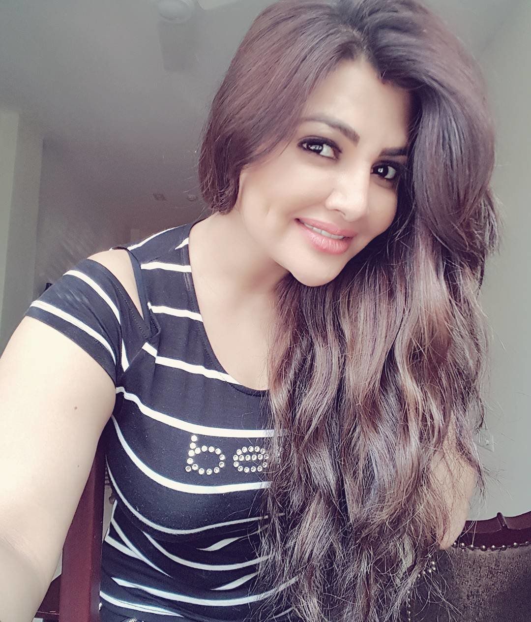 Escorts Dubai, United Arab Emirates Roshni Busty Girl