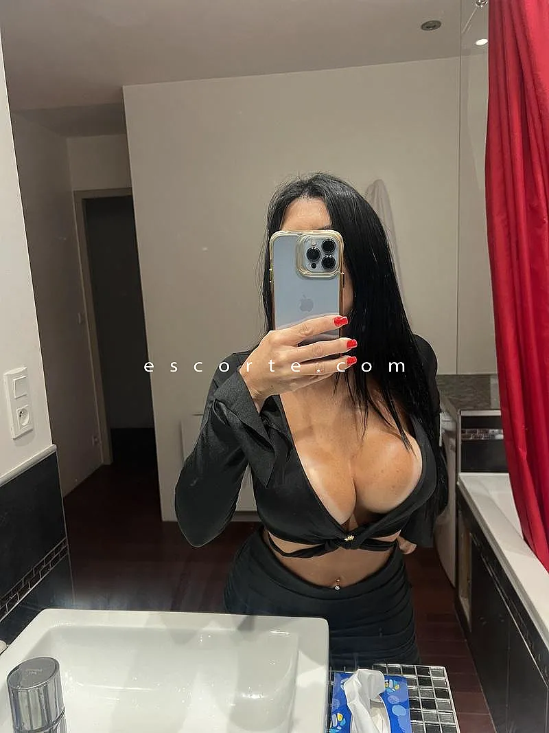 Escorts Lyon, France LEXYA de retour en France