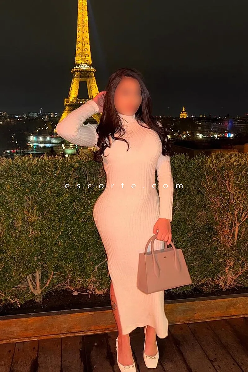 Escorts Paris, France Violet