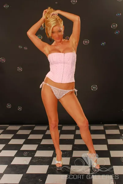 Escorts Budapest, Hungary Tina