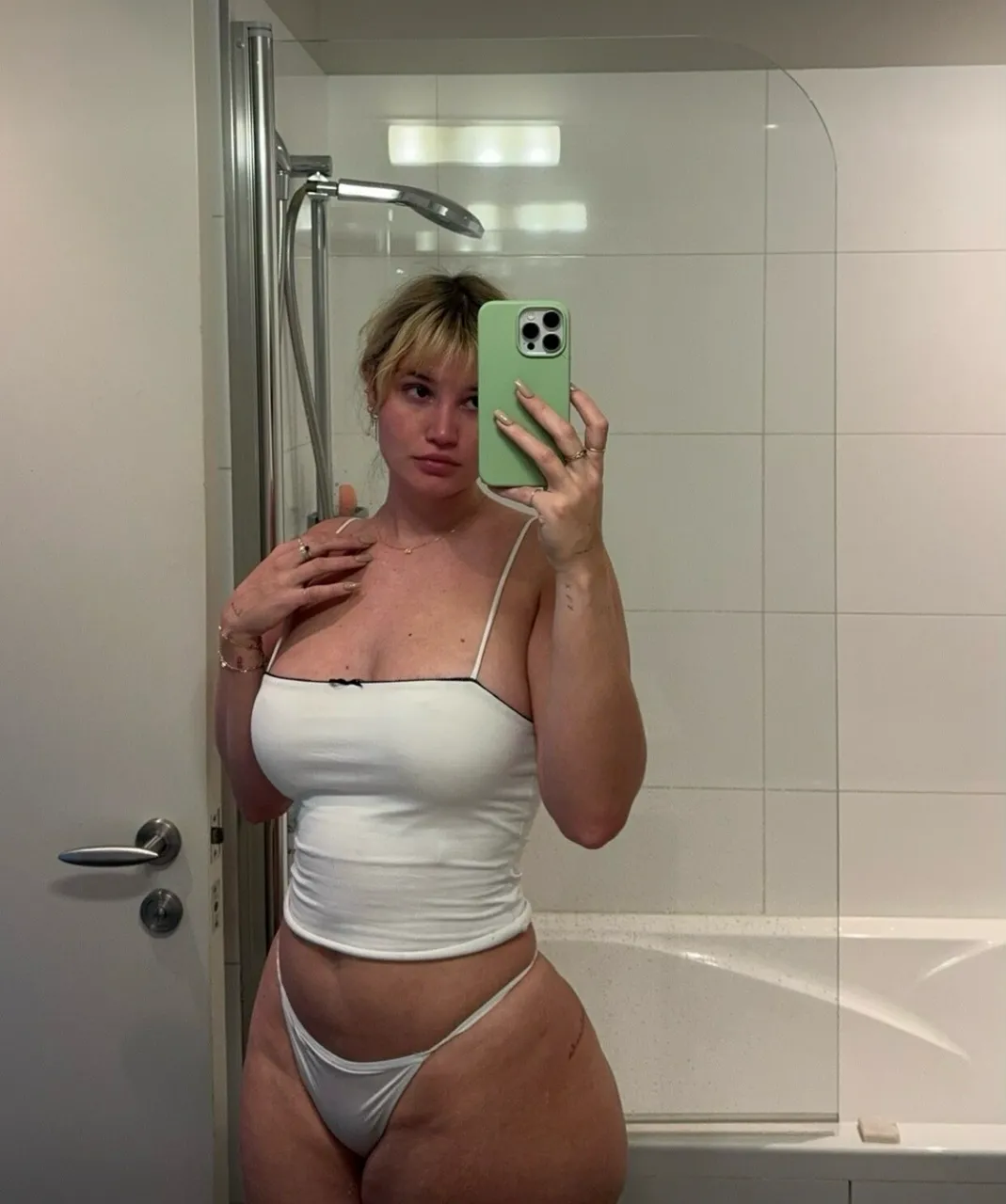 Escorts Calgary, Alberta Miley Mars.