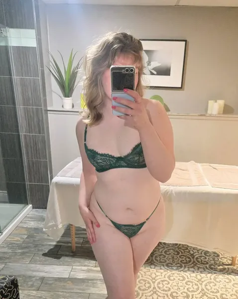Escorts Niagara Falls, Ontario Daisy Whyte